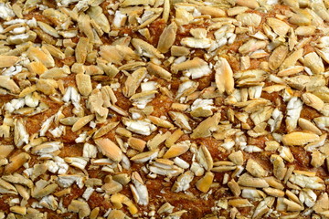 Brotkruste mit Körnern und Nüssen