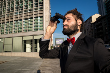 Naklejka premium Stylish elegant dreadlocks businessman binoculars