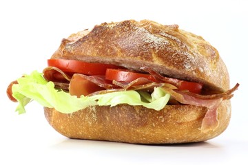 Schinkenbrötchen isoliert auf weißem Hintergrund