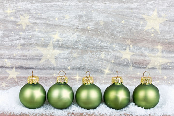 grüne Christbaumkugeln