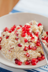 Quinoa Milchbrei mit Grantapfelkernen