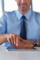 Obraz premium business man using tablet compuer at office