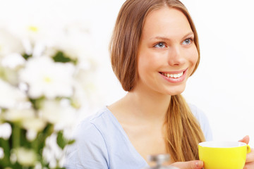 Beautiful young woman drinking tea