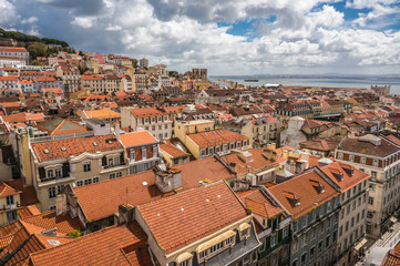 Fototapeta na wymiar Widok z Mirador de Santa Lucia, Lizbona, Portugalia