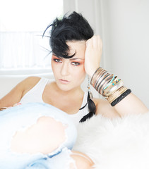 glam punk portrait einer schönen Frau mit irokesenschnitt