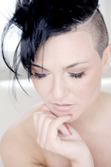 glam punk lady mit undercut