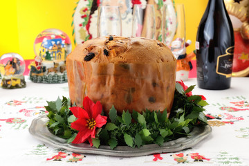 Panettone dolce natalizio lombardo su  tavola addobbata