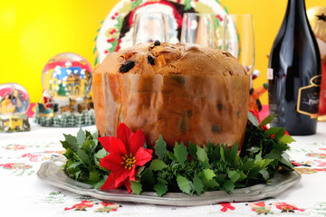 Panettone dolce natalizio lombardo su  tavola addobbata