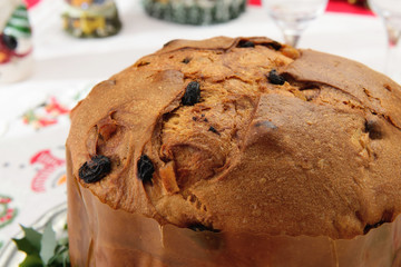 Panettone dolce natalizio lombardo su  tavola addobbata
