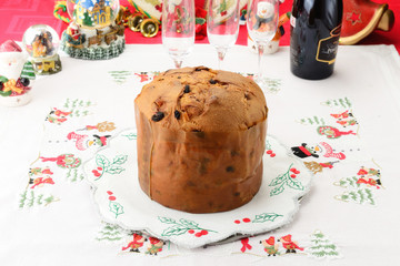 Panettone dolce natalizio lombardo su  tavola addobbata