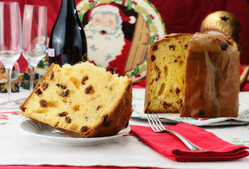 Panettone dolce natalizio lombardo su  tavola addobbata