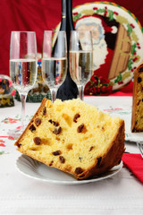 Fetta panettone dolce natalizio lombardo su  tavola addobbata