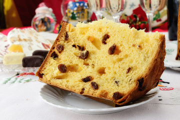 Panettone dolce natalizio lombardo su  tavola addobbata