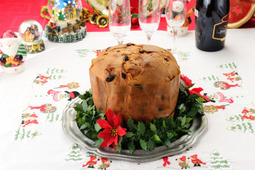 Panettone dolce natalizio lombardo su  tavola addobbata