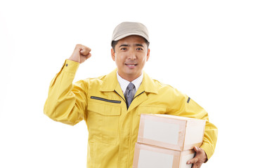 荷物を運ぶ笑顔の男性