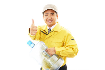 ボトルを運ぶ笑顔の男性