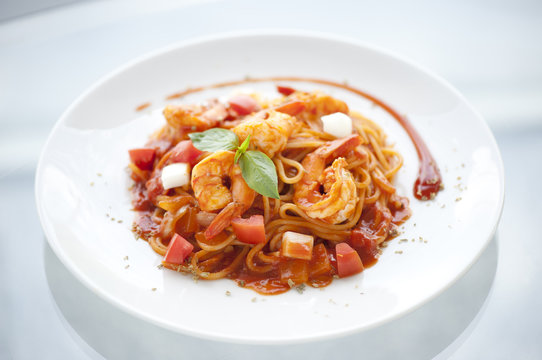 spaghetti with tomato sauce and shrimp