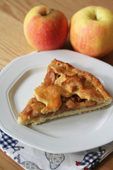 fetta di crostata di mele su piatto