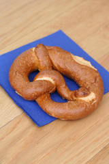 brezel su tovagliolo blu