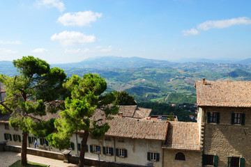 Fototapeta na wymiar pokrycia dachu oraz panoramiczny widok z murów San - Marino,