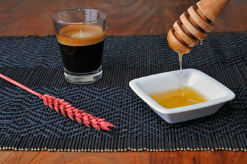 Miele filante in tavola per colazione