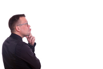 junger Mann mit Brille beim überlegen