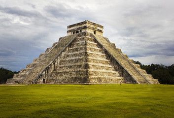 Fototapeta na wymiar Piramida Kukulkan świątyni. Chichen Itza. Meksyk. Cywilizacja Majów