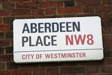 Obraz premium Ulica Aberdeen Place to znak słynnego londyńskiego adresu