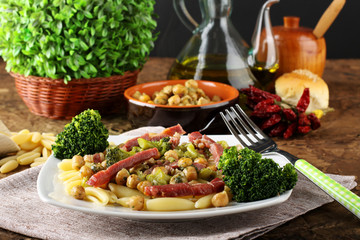 Pasta with broccoli, chickpeas and bacon