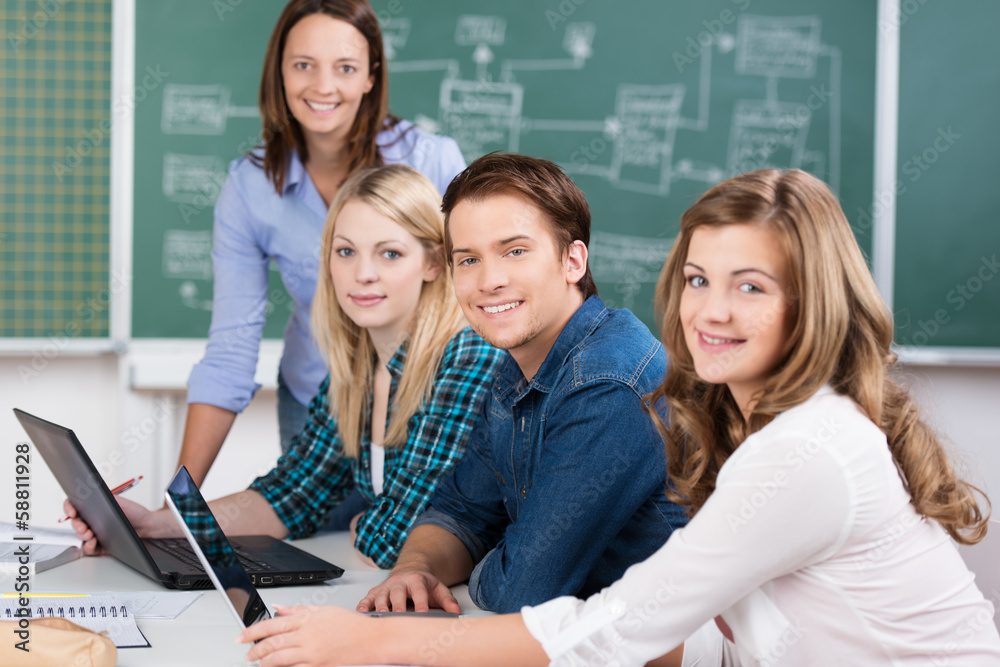 Canvas Prints studenten mit laptop im unterricht