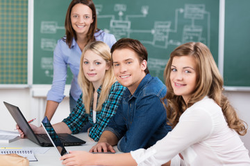 studenten mit laptop im unterricht