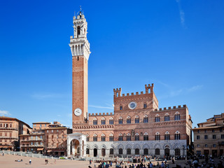 Fototapeta na wymiar Wieża w Sienie we Włoszech