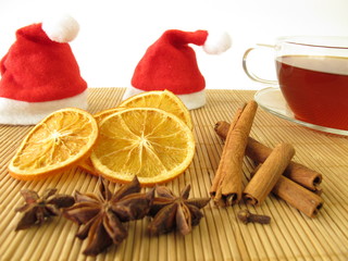 Weihnachtstee mit Gewürzen