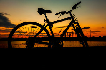 Obraz premium Bicycle at sunset