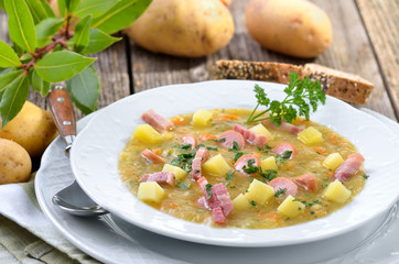 Kräftige Erdäpfelsuppe mit Speck- und Würstl-Einlage
