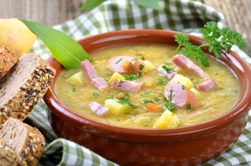 Kräftige Kartoffelsuppe mit Speck- und Würstleinlage