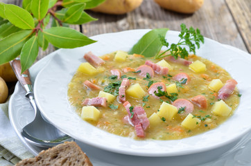 Grobe Kartoffelsuppe mit Speck und Wiener Würstchen