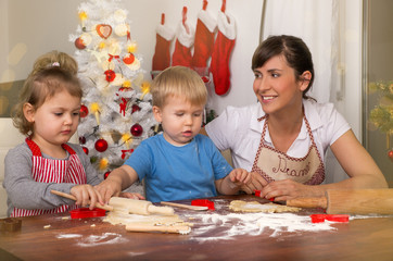 mutter b&auml;ckt mit den kindern