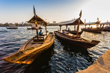 Türaufkleber Boote auf dem Bay Creek in Dubai, Vereinigte Arabische Emirate © Oleg Zhukov