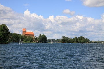 Fototapeta na wymiar Zamek nad jeziorem w Trokach