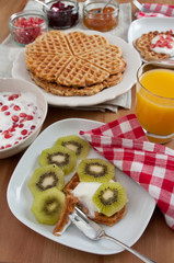 Vollkorn Waffeln mit Obst zum Frühstück