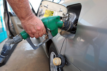 Man fuel his car