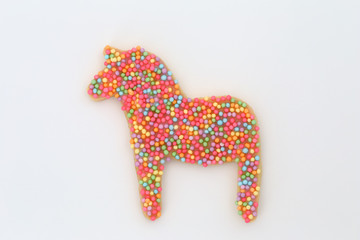 カラフルな馬の形のお菓子　白バック