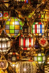 bunte Deckenleuchten auf einem Basar in Marrakesch