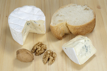 Bresse bleu au noix et pain