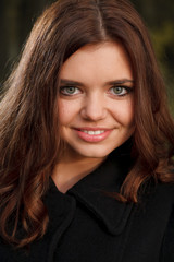 Fototapeta premium młoda kobieta uśmiecha się