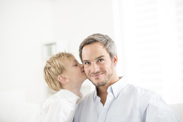 Obraz na płótnie Canvas son kisses his father