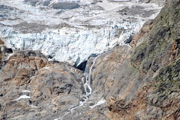 Fototapeta na wymiar Rocky lodowce górskie - Monte Rosa, Włochy.