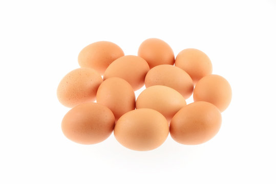 uova di gallina isolate su sfondo bianco