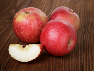 Naklejka na ściany i meble ripe red apples on wood table